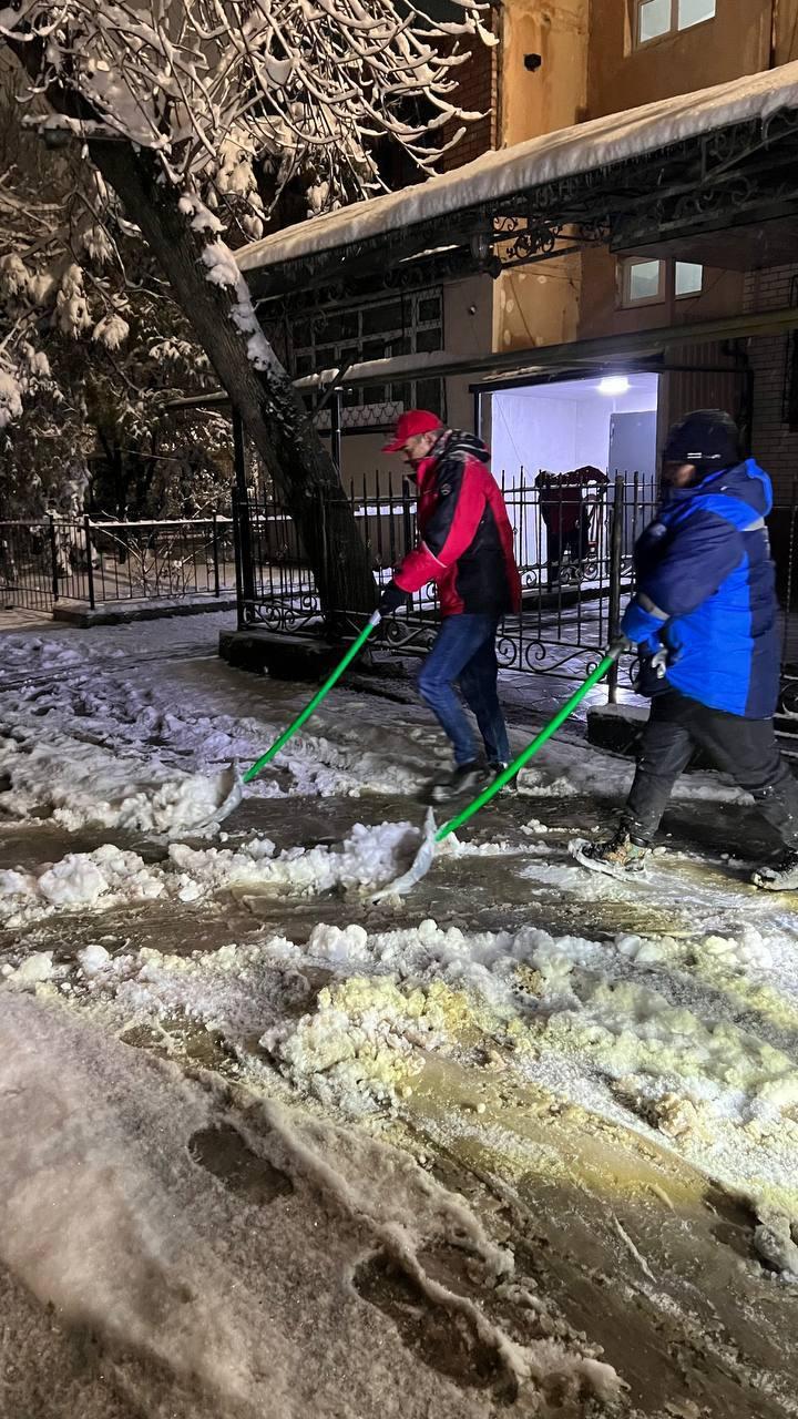 ❄️В целях создания удобств для населения и обеспечения безопасного прохождения снежных дней в столице не прекращается работа по уборке снега и предотвращению гололеда.