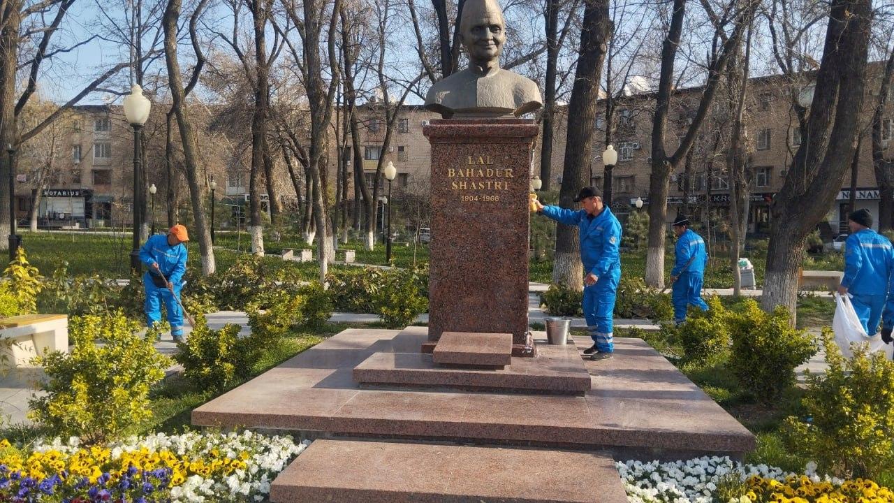 Дороги и  арыки в районах очищаются от мусора и приводятся в порядок районными работниками по благоустройству.