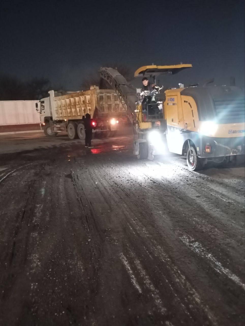 Работы по карточному ремонту дорог продолжаются в круглосуточном режиме.