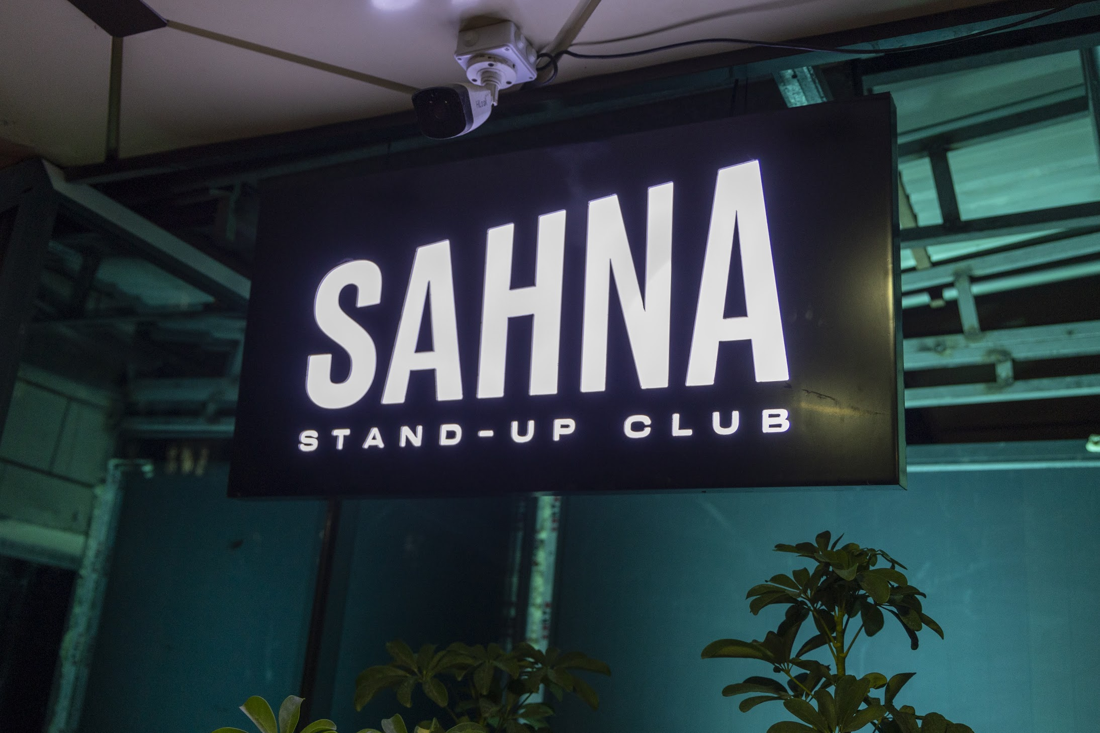 “Sahna” stendap klubida ochiq mikrofon